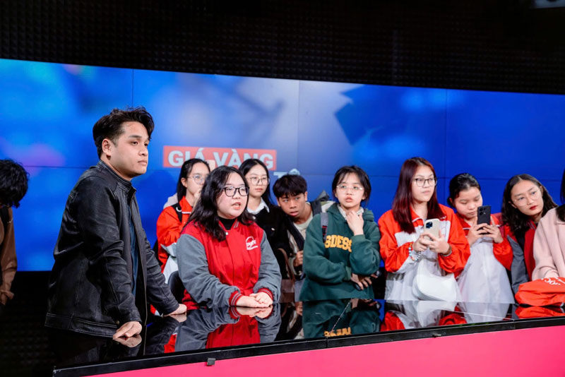 Students enjoy visiting the studio of Lao Dong Newspaper. Photo: Vu Linh