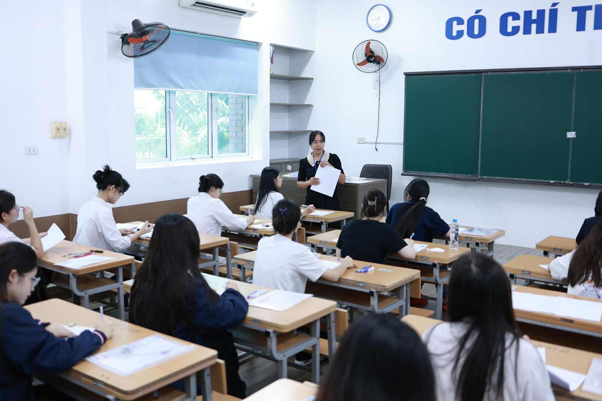 En el examen de graduacion de la escuela secundaria superior en 2025 de los dos examenes que se ajustaron las notas despues de la evaluacion en Lao Cai un examen aumento de 1 a 8 75 puntos. Foto: Hai Nguyen