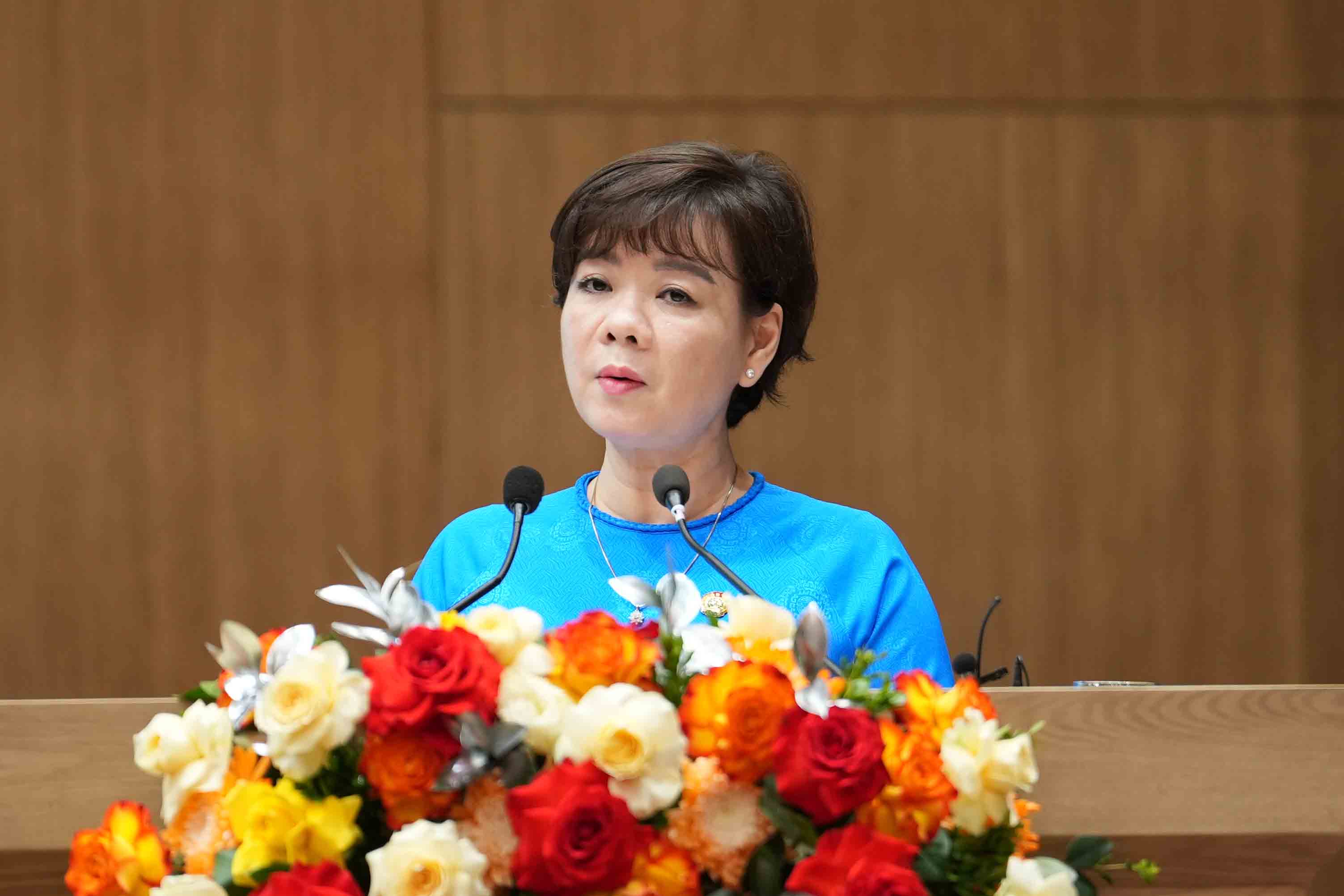 TS. Tran Thi Thanh Ha - Pho Truong ban Quan he Lao dong, Tong Lien doan Lao dong Viet Nam phat bieu tham luan tai toa dam. Anh: Huu Chanh
