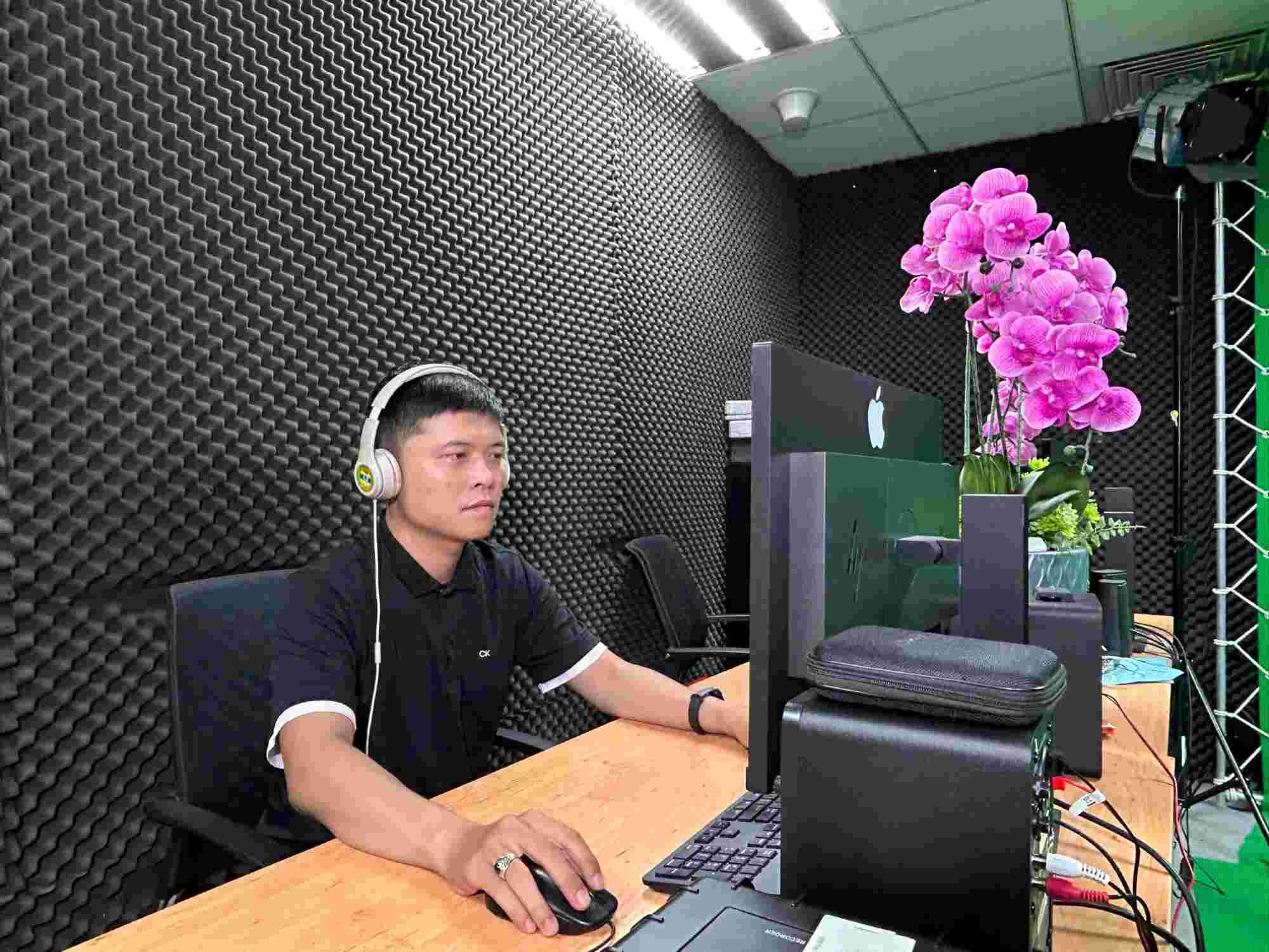 Phong vien, bien tap vien Ho Anh Tu thuc hien ban tin Nong Sai Gon. Anh: NGOC LE
