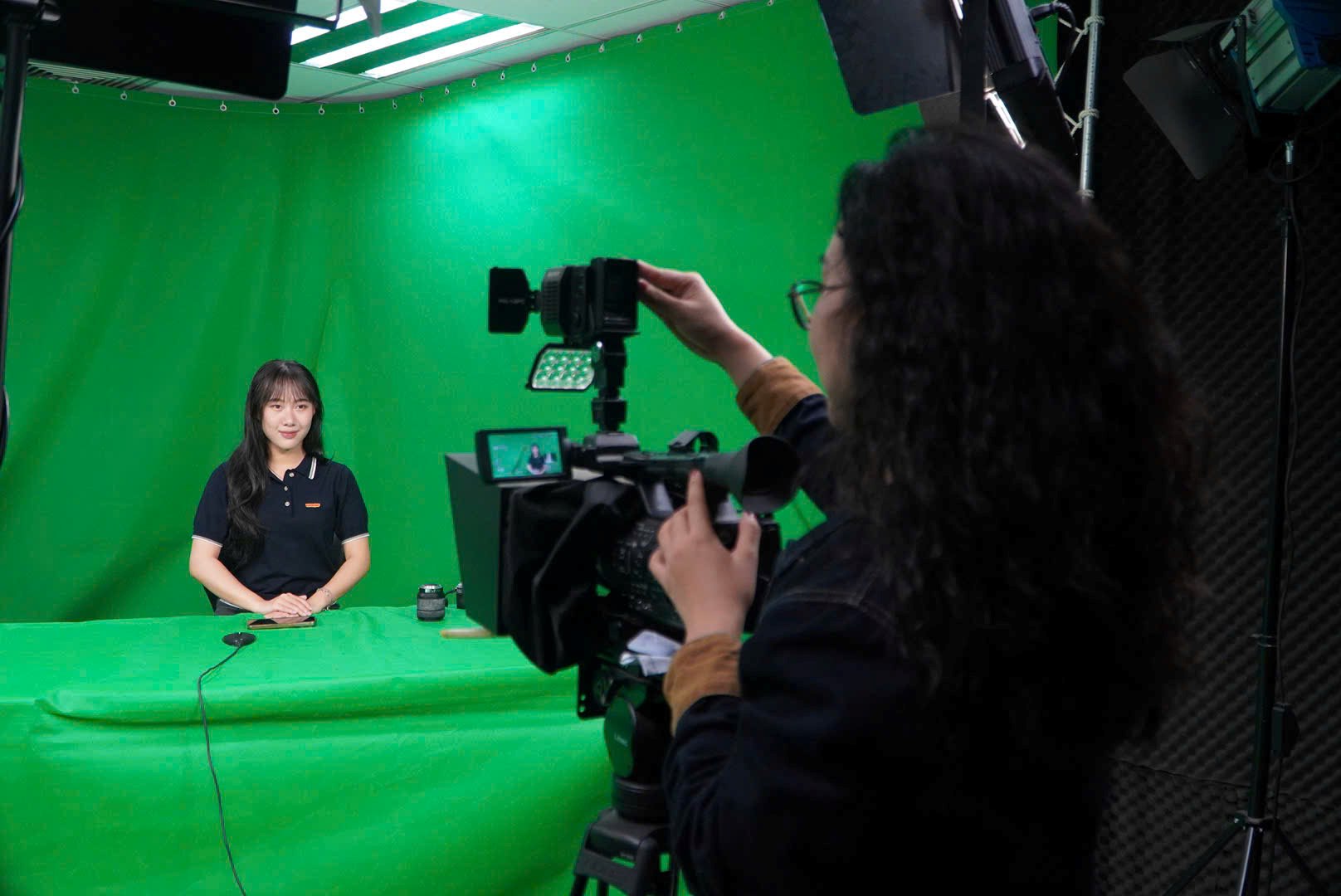 レポーターNgoc Leは、Saigon Hot Newsを撮影する前に、ビデオ録画機器をチェックしました。  写真：タンチャン