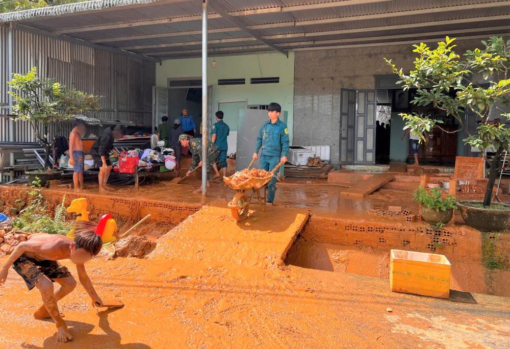Cac can bo, chien si, thanh nien bat tay vao viec, ho tro nguoi dan khac phuc hau qua tran lu quet. Anh: Lam Hong