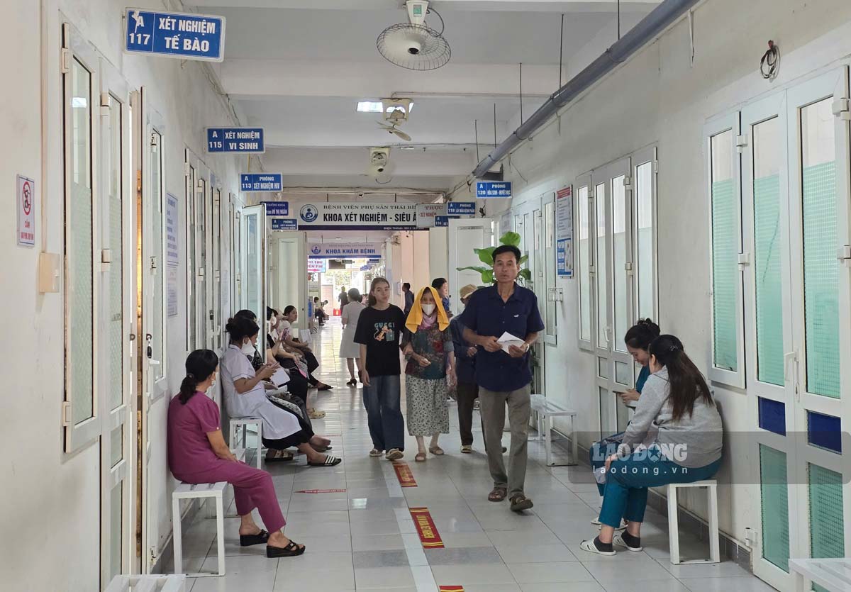 Hanh lang duoc lap dat quat de giam nang nong cho benh nhan va nguoi nha. Anh: Luong Ha