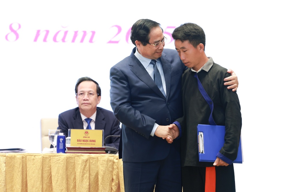 Head of Mua A Thi village was moved to meet Prime Minister Pham Minh Chinh at the conference summarizing the National Target Program. Photo: Hai Nguyen