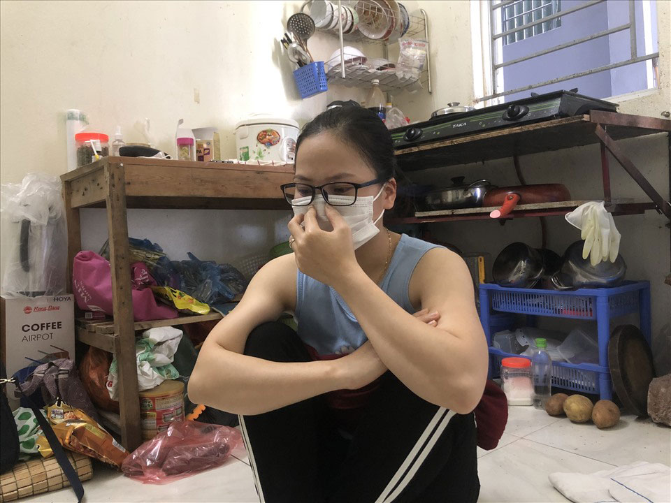 Chi Nguyen Thi Tham ke lai cau chuyen cua minh cho phong vien Bao Lao Dong. Anh: Minh Huong
