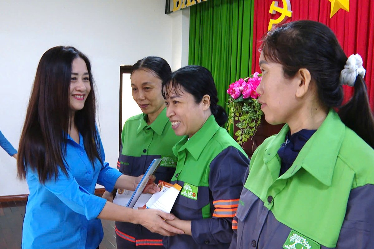 호치민시 노동총연맹 부위원장인 Pham Thu Huong 여사가 어려운 상황에 처한 여성 노동자들을 격려하기 위해 선물을 전달하고 있습니다. 사진: Thanh An