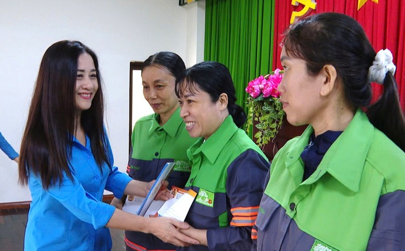Ms. Pham Thu Huong - Vice President of the Ho Chi Minh City Labor Federation - presented gifts to support and encourage female workers in difficult circumstances. Photo: Thanh An
