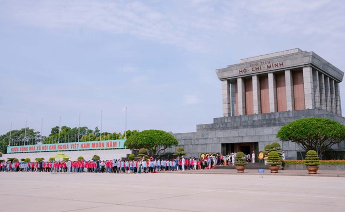 Công ty ở Hưng Yên cùng con người lao động về thăm Lăng Bác