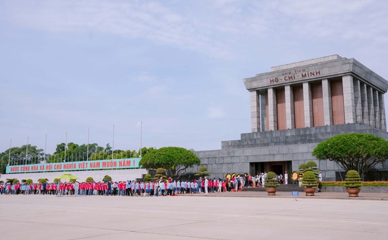 Tan De Company has just organized a visit to Uncle Ho's Mausoleum for children of union members and workers. Photo: Tan De Company