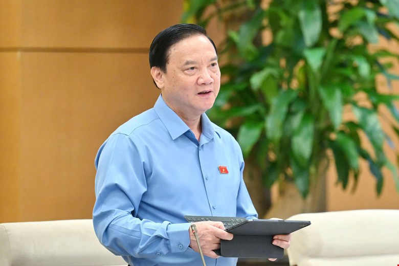 Vice Chairman of the National Assembly Nguyen Khac Dinh said that there must be a common set of general textbooks compiled by the Ministry of Education and Training. Photo: Quochoi.vn