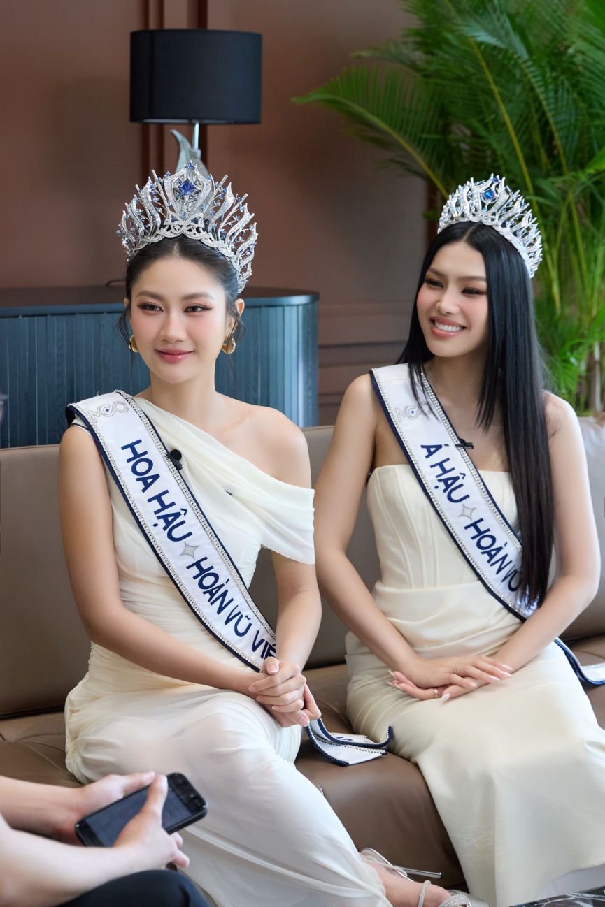  Hoa hau Phuong Linh, Cam Ly trong buoi talkshow voi Bao Lao Dong. Anh: ANH TU 