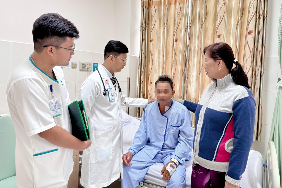 Bac si tham kham nguoi benh o Can Tho. Anh: Benh vien cung cap