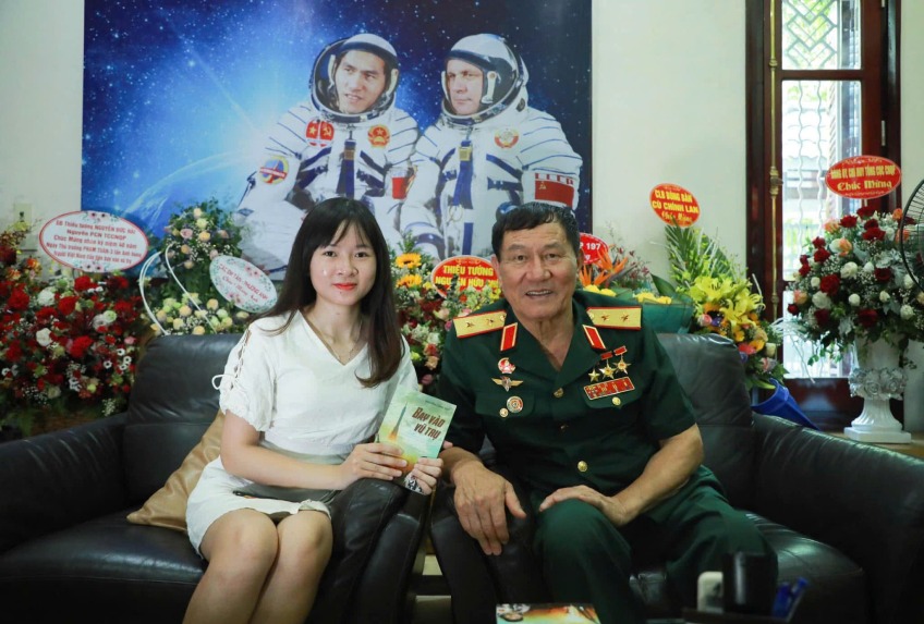 Nha bao Nguyen Ha duoc Anh hung Pham Tuan tang sach sau cuoc tro chuyen ve hanh trinh bay vao vu tru. Anh: TO THE