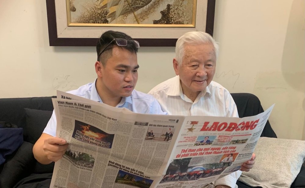 Nha giao uu tu Do Ca Son (ben phai) trao doi thong tin tren Bao Lao Dong cung nha bao Tran Vuong. Anh: Nhan vat cung cap