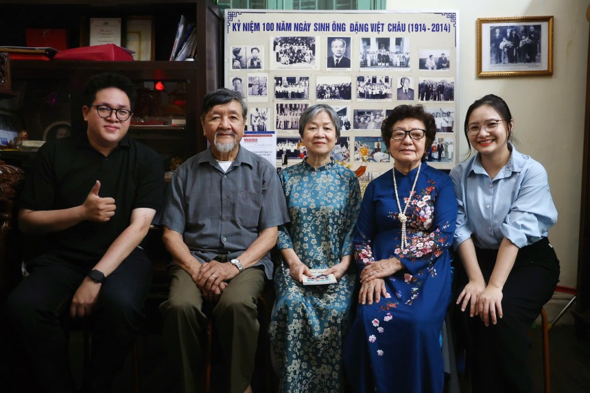 Co Dang Minh Chau (thu 2 tu phai qua) va PGS.NGUT Vu Thu Giang (o giua) chup anh cung phong vien Thuy Linh va phong vien Viet Anh Bao Lao Dong. Anh: VIET ANH