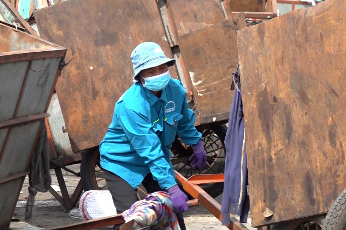 Environmental workers with the hope of adding motivation to stick with work