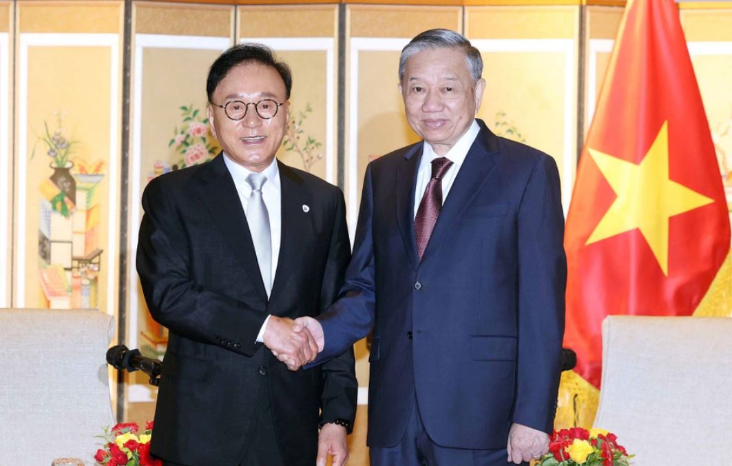 General Secretary To Lam received former Consul General of honor of Vietnam Park Soo Kwan in Korea. Photo: VNA