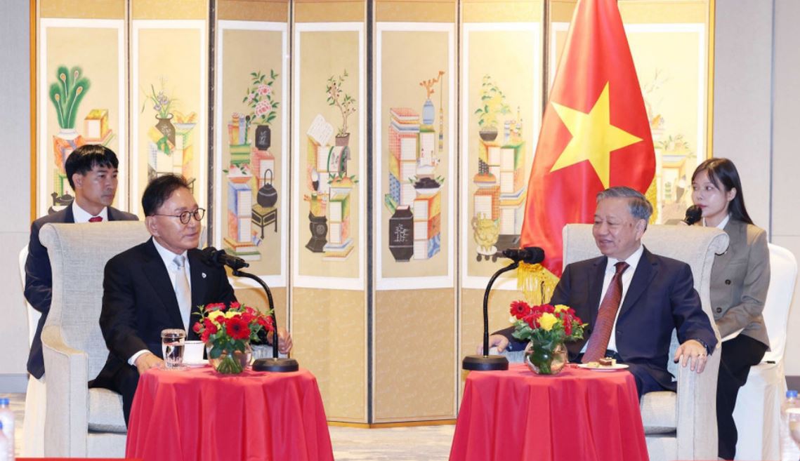 Tong Bi thu To Lam tiep nguyen Tong Lanh su danh du Viet Nam Park Soo Kwan. Anh: TTXVN