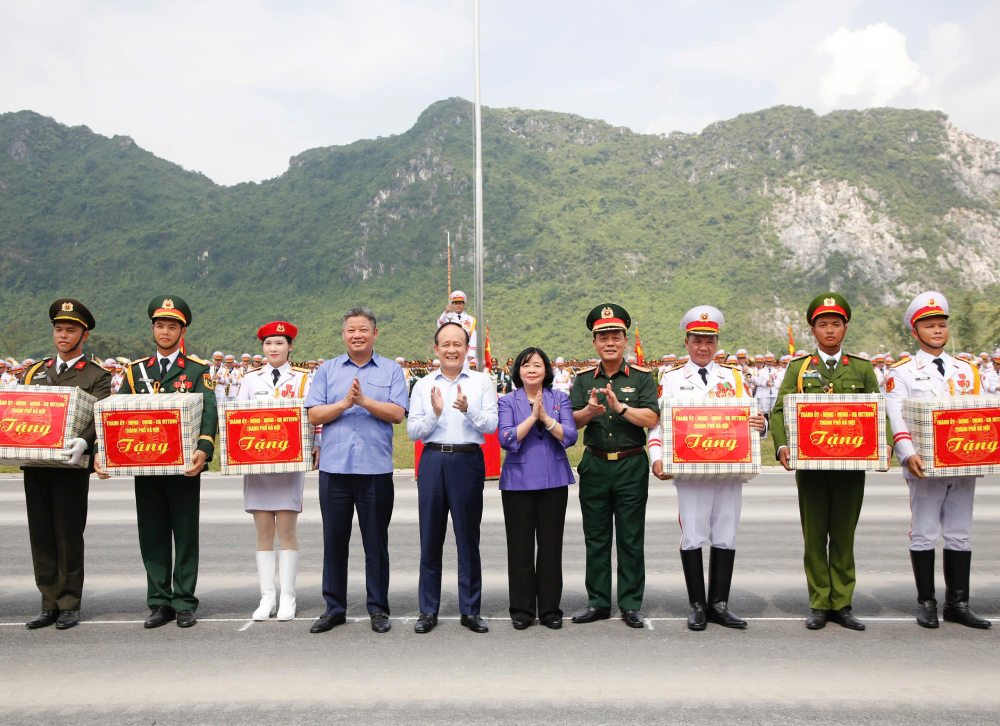 Uy vien Bo Chinh tri, Bi thu Thanh uy Ha Noi Bui Thi Minh Hoai va lanh dao TP Ha Noi tang qua cac luc luong luyen tap dieu binh A80. Anh: Tran Vuong