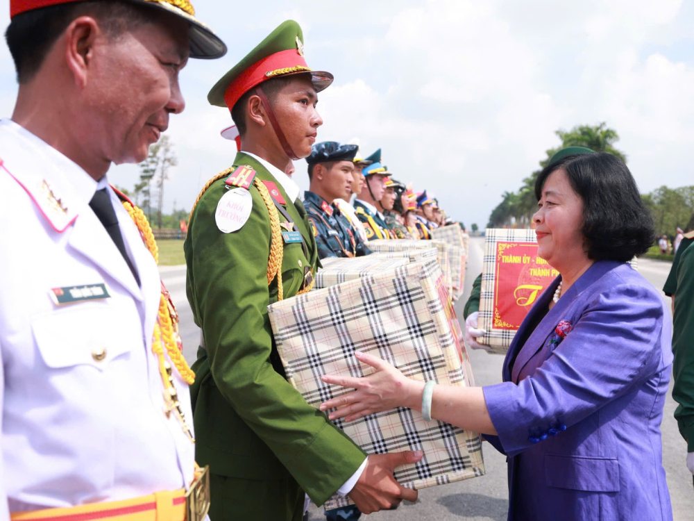 Uy vien Bo Chinh tri, Bi thu Thanh uy Ha Noi Bui Thi Minh Hoai tang qua dong vien cac luc luong. Anh: Tran Vuong