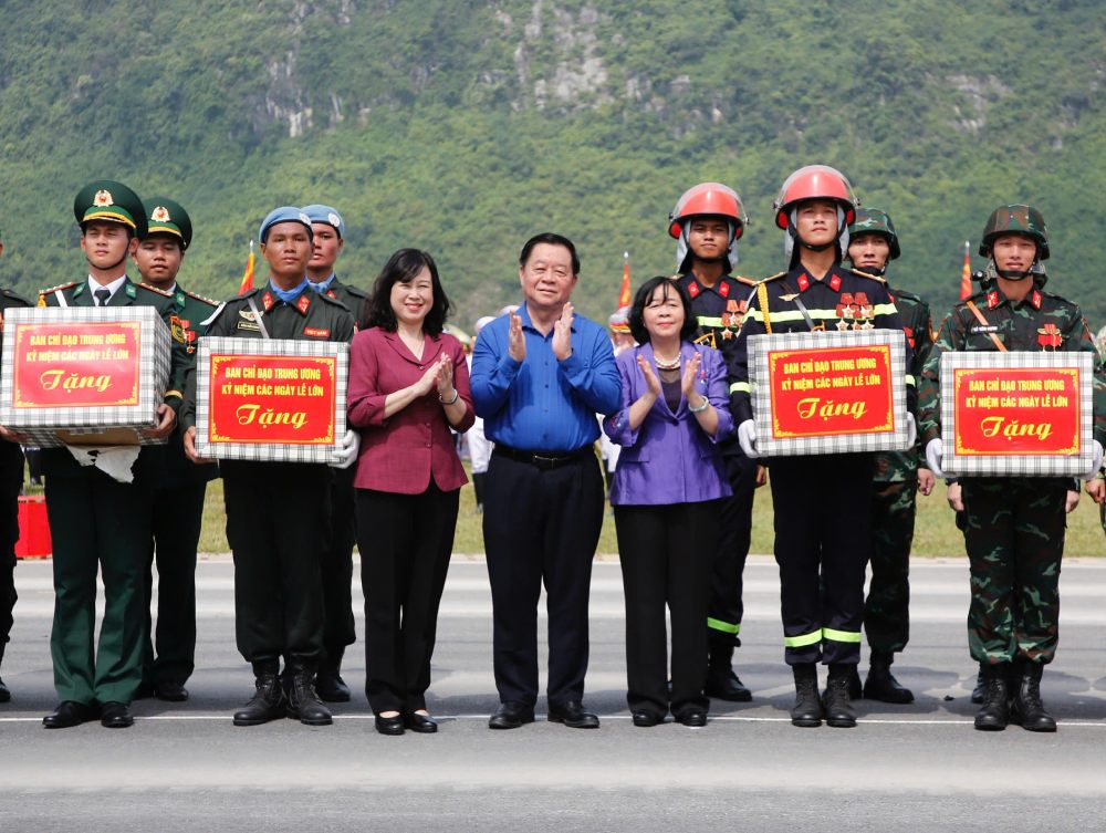 Cac Uy vien Bo Chinh tri: Bi thu Trung uong Dang, Truong Ban Tuyen giao va Dan van Trung uong Nguyen Trong Nghia, Bi thu Thanh uy Ha Noi Bui Thi Minh Hoai va Uy vien Trung uong Dang, Bo truong Bo Y te Dao Hong Lan tang qua cac luc luong luyen tap dieu binh. Anh: Tran Vuong