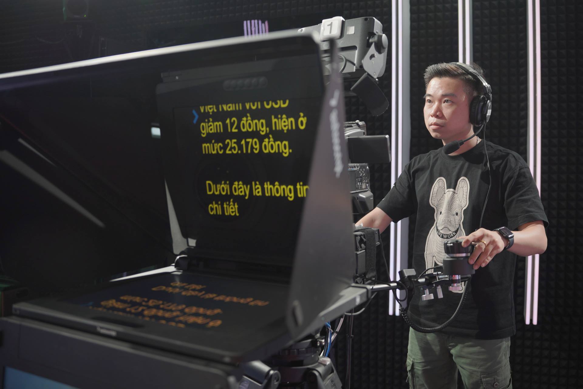 Talkshowの録音中のレポーターPham Vu Linh。  写真：Tuan Anh