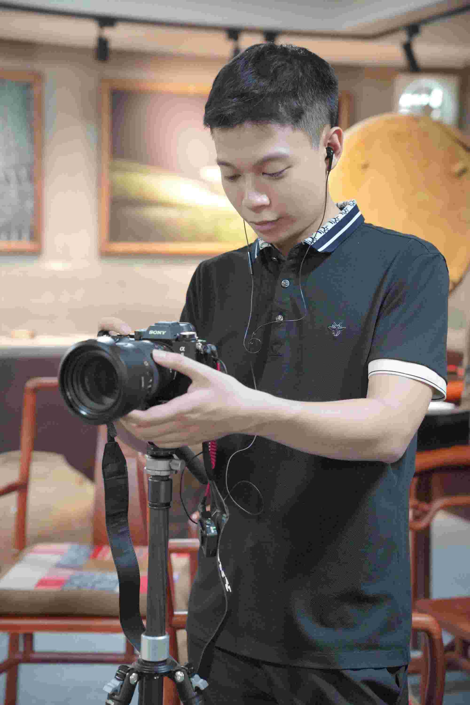 Phong vien Dinh Xuan Hiep trong 1 buoi talkshow.  Anh: VU LINH