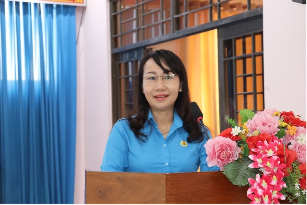 Ba Ngo Thi Thuy Trang - Pho Chu tich LDLD tinh phat bieu ghi nhan, tiep thu y kien cua dai bieu. Anh: Luu Hung.