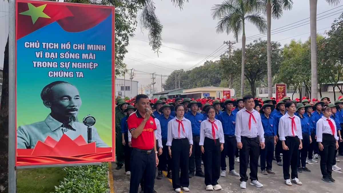 1 300 ouvriers emus lors de la ceremonie d'accueil du drapeau commemorant le 80e anniversaire de la fete nationale du 2 septembre. Photo : Dinh Trong