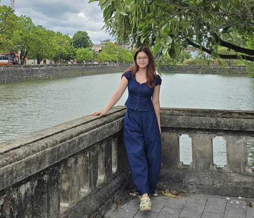 Choosing dynamic denim will help women confidently walk around the streets in the summer. Photo: Phuong Linh