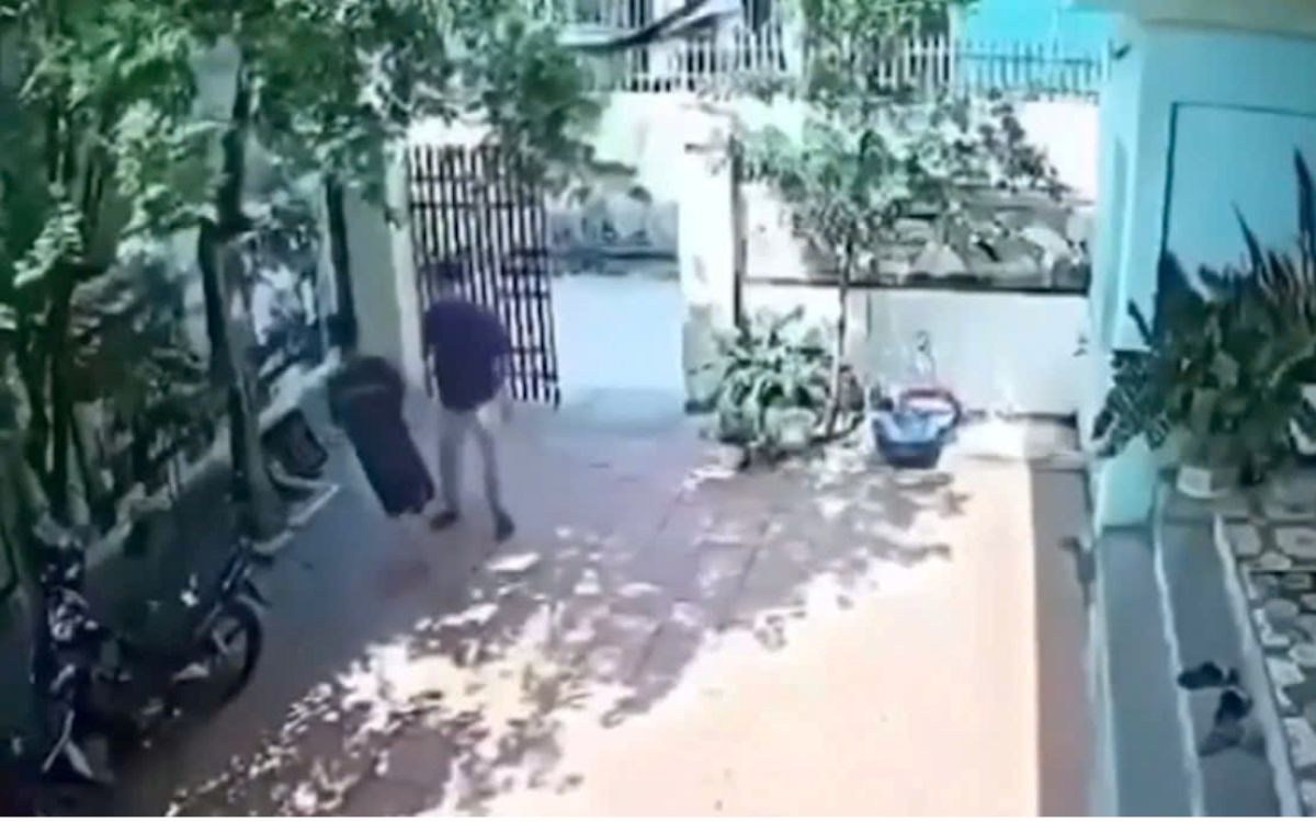 Hinh anh tai thoi diem nguoi thay giao phi xe may den nha va co hanh dong danh em hoc sinh. Anh: Camera an ninh cua gia dinh ghi lai.
