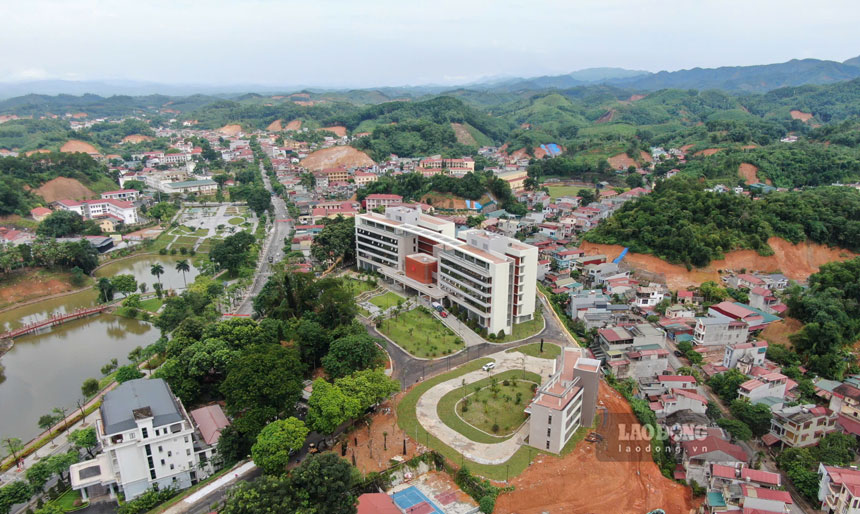 Cong trinh nam tren dinh 1 qua doi thap, goc nhin thoang, dac dia, truoc mat la ho nuoc lon. 