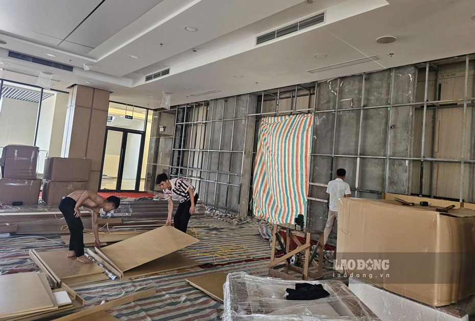 Ghi nhan cua PV Bao Lao Dong ngay 14.8, cac hang muc cuoi cung ben trong toa nha dang duoc khan truong hoan thien. Anh: Van Duc