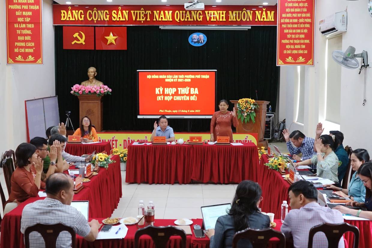 The Ward People's Council voted to approve the Resolutions on socio-economic tasks for the last 6 months of 2025; Resolution on allocating budget revenue and expenditure estimates for the last 6 months of 2025... Photo: Thanh Chan