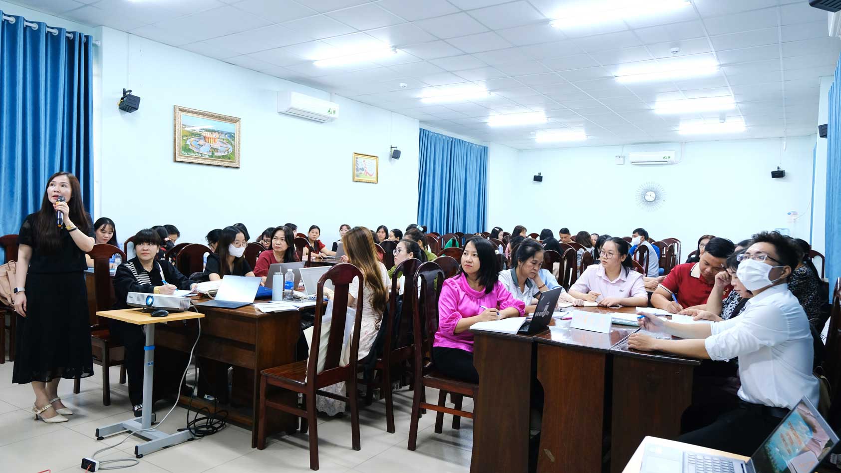 Truong Tieu hoc Tran Quoc Toan to chuc tap huan cho giao vien, dam bao dieu kien day hoc 2 buoi/ngay. Anh: My Ly