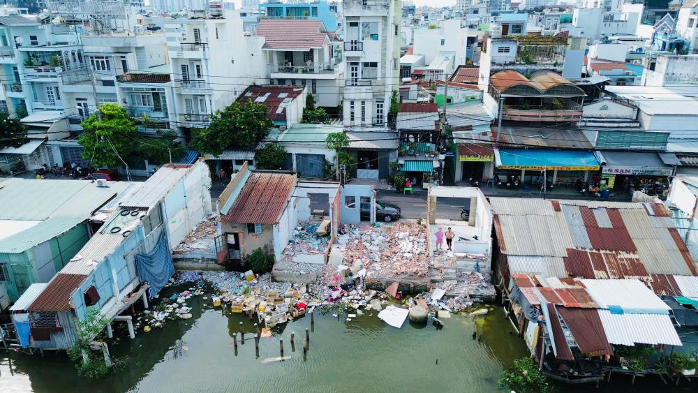 Ho Chi Minh City residents are happy that the North bank of the canal is about to "change its shirt" after many decades