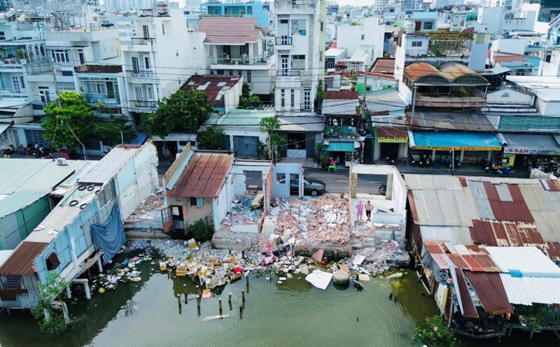 Ho Chi Minh City residents are happy that the North bank of the canal is about to "change its shirt" after many decades