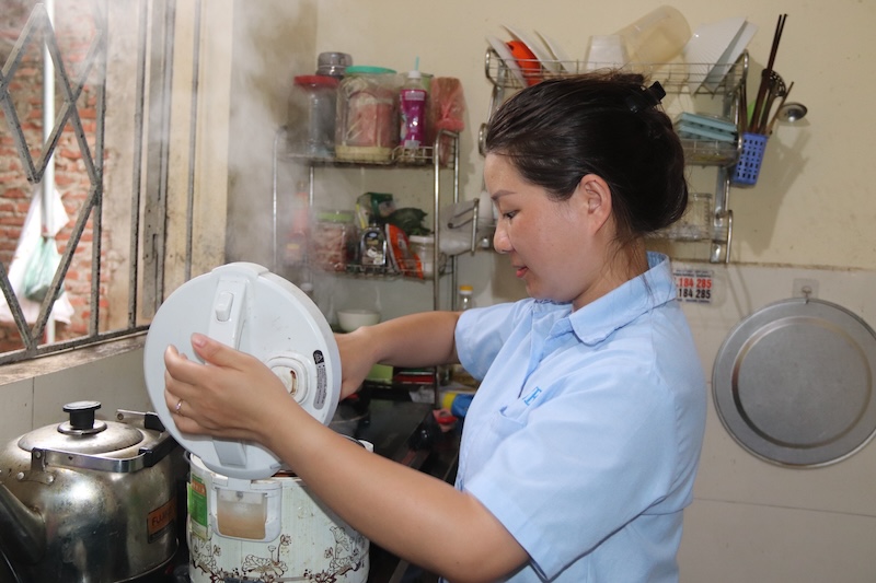 노동자들이 자녀의 대학 꿈을 키우기 위해 아끼고 있습니다. 사진: 응우옌 린