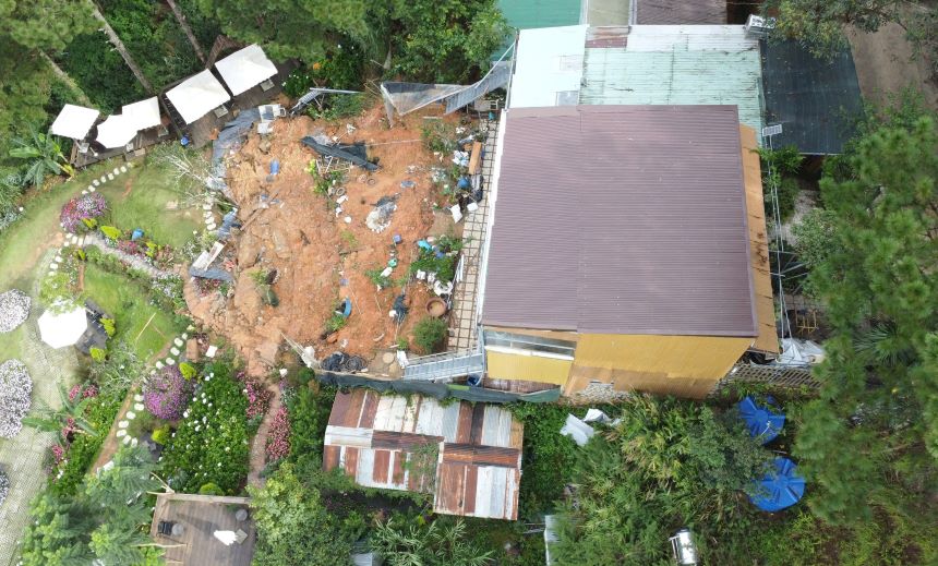 The scene of the landslide that killed 2 tourists. Photo: Lam Hong