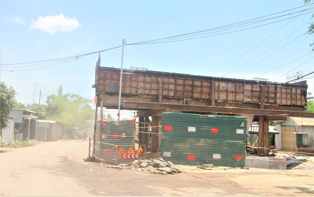 Cau vuot duong sat tren quoc lo 14E, doan qua xa Thang Binh vuong mat bang. Anh: Tran Thi