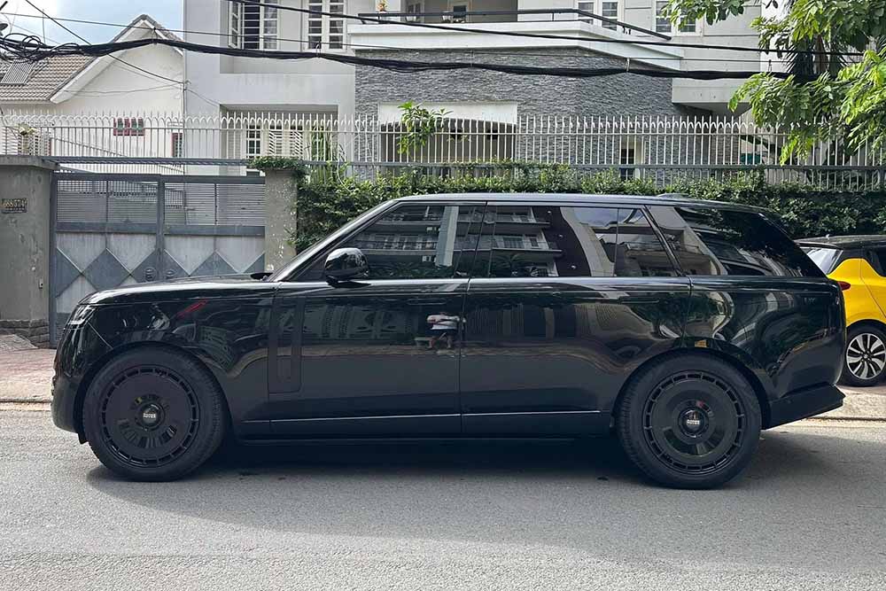 El nuevo Range Rover esta mejorado con llantas multicapa pintadas de negro creando una apariencia mas sincronizada y potente.