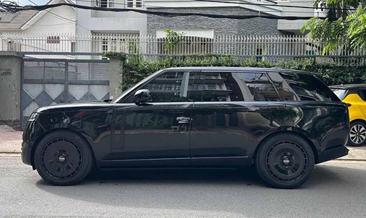 Chiếc xe Range Rover thế hệ mới được nâng cấp bộ mâm đa chấu sơn đen, tạo ngoại hình đồng bộ và mạnh mẽ hơn.
