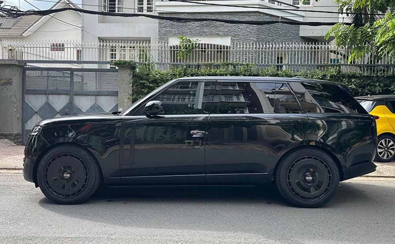 The new generation of Range Rover has been upgraded with a black multi-spoke rims, creating a more synchronous and powerful appearance.