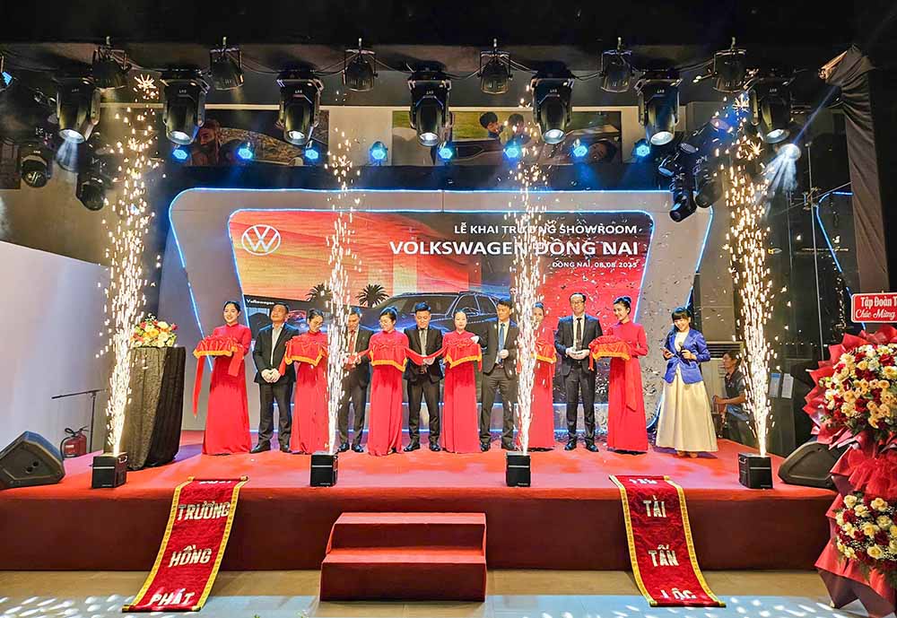 Volkswagen Vietnam simultaneously launched 5 dealers - a new milestone in its comprehensive expansion strategy. Photo: Hoai Thuong