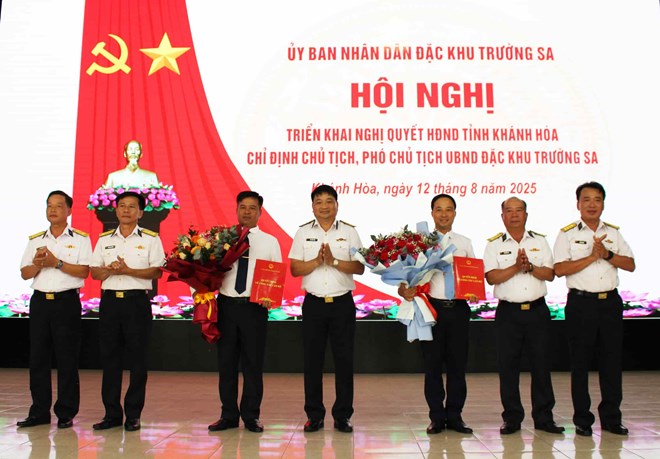 Image at the conference to deploy the Resolution of the Khanh Hoa Provincial People's Council on personnel work in Truong Sa Special Zone. Photo: Minh Chau