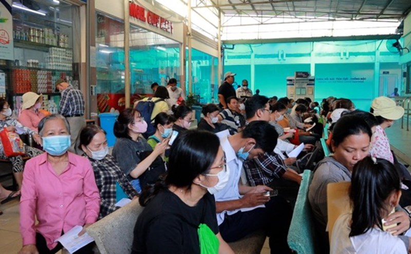 Hospitals are facing debt pressure due to spending exceeding health insurance estimates. Photo: Nguyen Ly