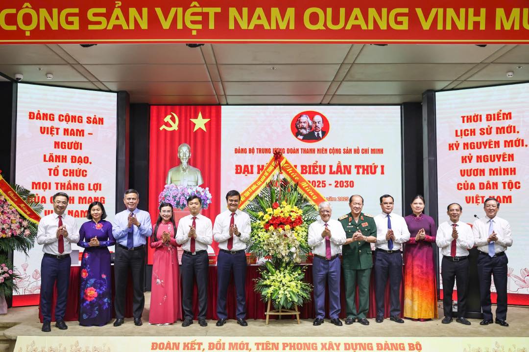 Lanh dao Dang uy MTTQ, cac doan the Trung uong tang hoa chuc mung dai hoi. Anh: Quang Vinh