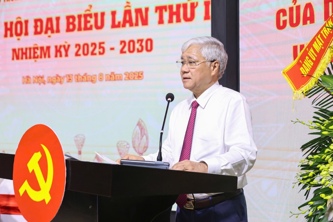 El Sr. Do Van Chien - Miembro del Buro Politico Secretario del Comite Central del Partido Secretario del Comite del Partido del Frente de la Patria de las Asociaciones Centrales Presidente del Comite Central del Frente de la Patria de Vietnam habla en el congreso. Foto: Quang Vinh