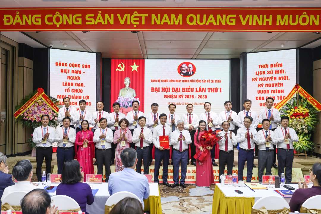 Do Van Chien - Uy vien Bo Chinh tri, Bi thu T.U Dang, Bi thu Dang uy MTTQ, cac doan the Trung uong, Chu tich Uy ban T.U MTTQ Viet Nam trao quyet dinh, tang hoa Ban Chap hanh Dang bo T.U Doan nhiem ky 2025 - 2030.