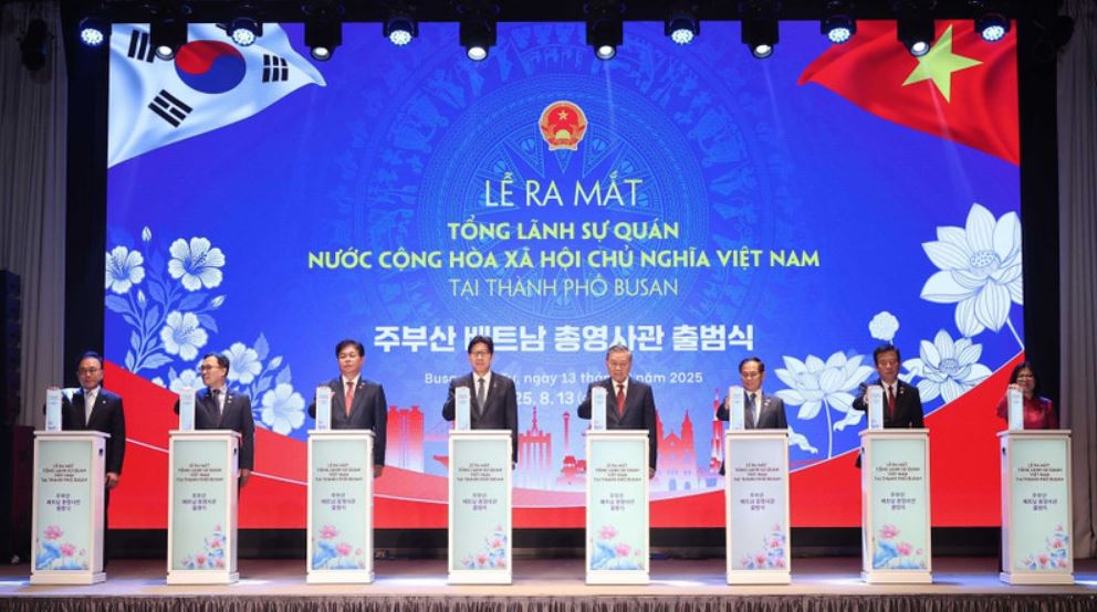 Tong Bi thu To Lam va cac dai bieu thuc hien nghi thuc ra mat Tong Lanh su quan Viet Nam tai thanh pho Busan. Anh: TTXVN
